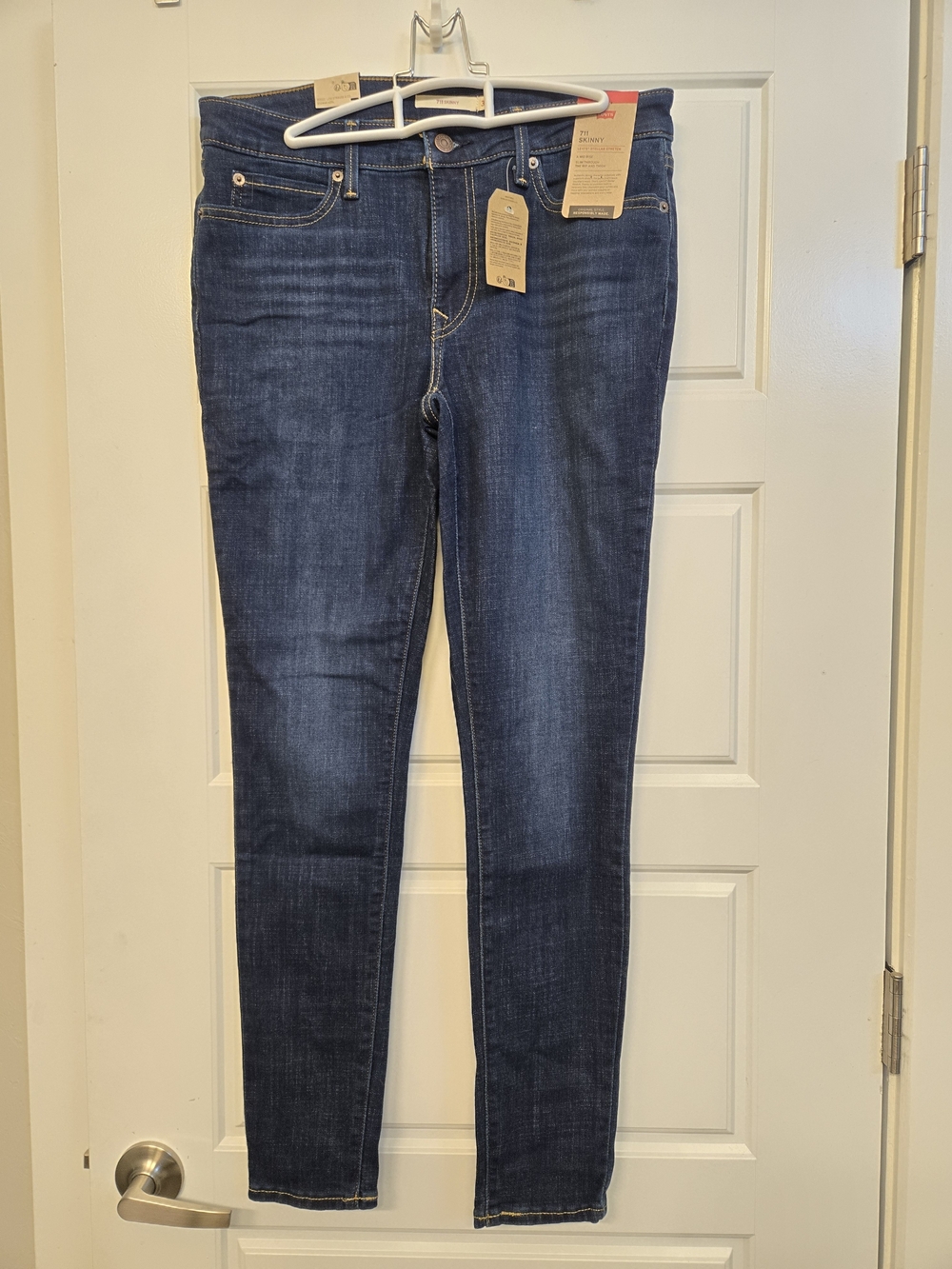 Women's New Levi's 711 Dark Blue Skinny Jeans. Size 10.